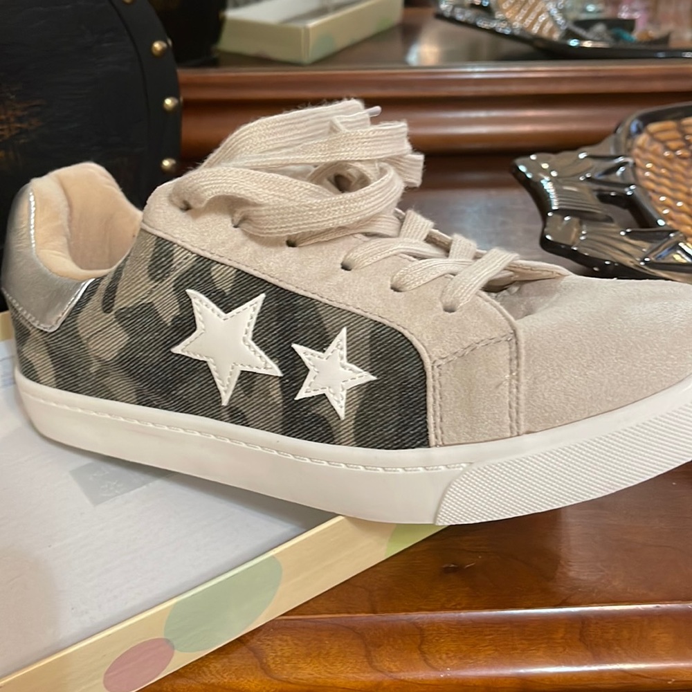 Tennis shoes great comfort